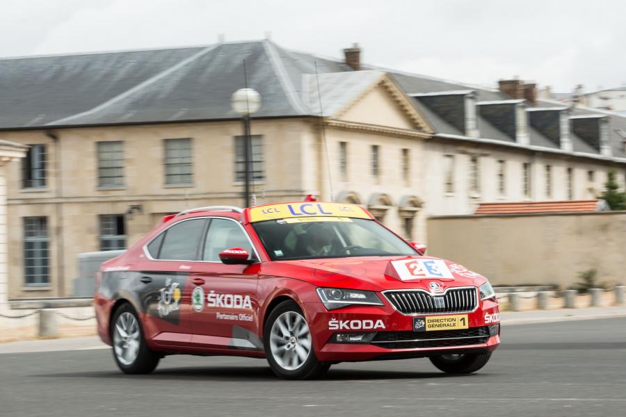  Skoda Superb Red Car in Tour de France 2015 года  (фото 1 из 7)